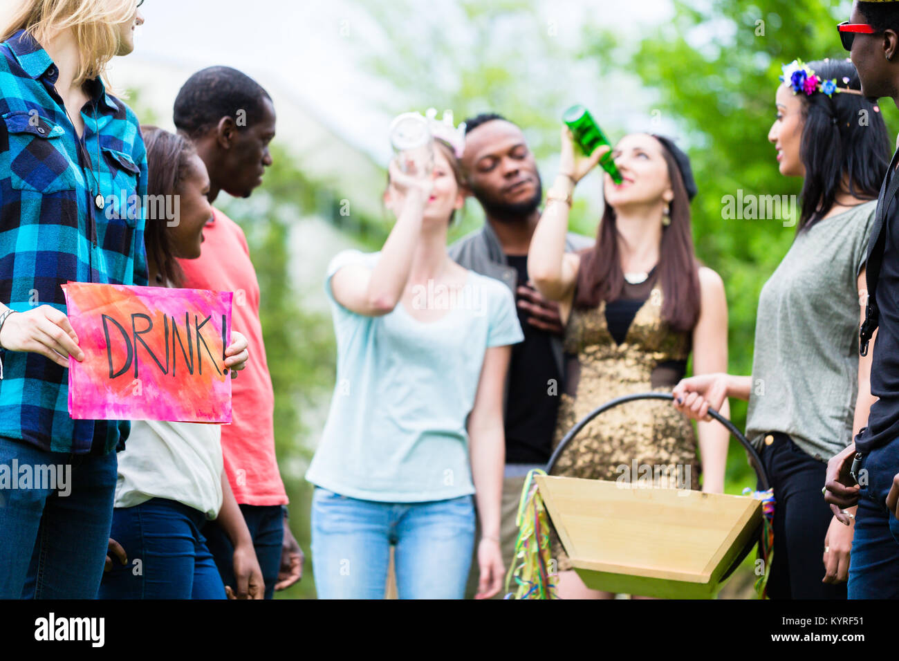 Gruppo multiculturale giocare gioco bere insieme Foto Stock