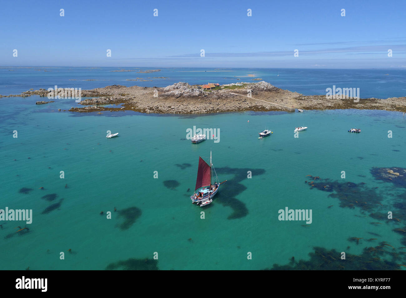 Veduta aerea della Minquiers, un gruppo di isole e scogli nel Canale della Manica, Jersey. Crociera a bordo della vecchia nave a vela " Le courrier des ile Foto Stock