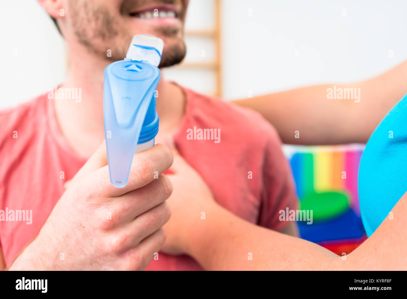 L'uomo prendendo la funzione polmonare test con boccaglio in mano Foto Stock