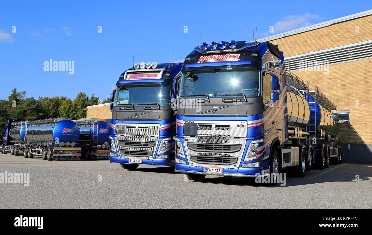 TURKU, Finlandia - 13 settembre 2014: due nuove Volvo FH chimichiera carrelli da magazzino. Secondo la Cefic, dell'UE sulle sostanze chimiche è uscita fino 1,8 cen Foto Stock
