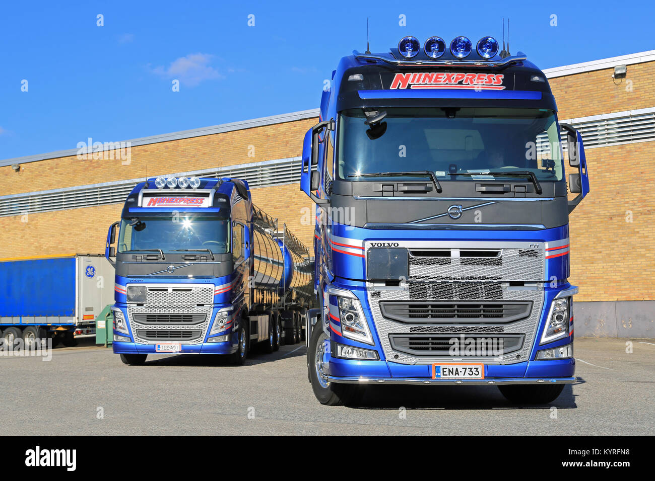 TURKU, Finlandia - 13 settembre 2014: due nuove Volvo FH chimichiera carrelli da magazzino. Secondo la Cefic, dell'UE sulle sostanze chimiche è uscita fino 1,8 per cento Foto Stock