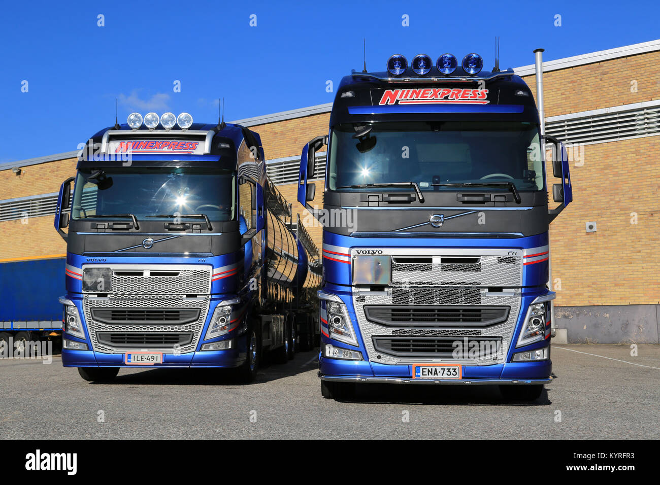 TURKU, Finlandia - 13 settembre 2014: due nuove Volvo FH chimichiera camion su un cantiere. Secondo la Cefic, dell'UE sulle sostanze chimiche è uscita fino 1,8 per cento dur Foto Stock
