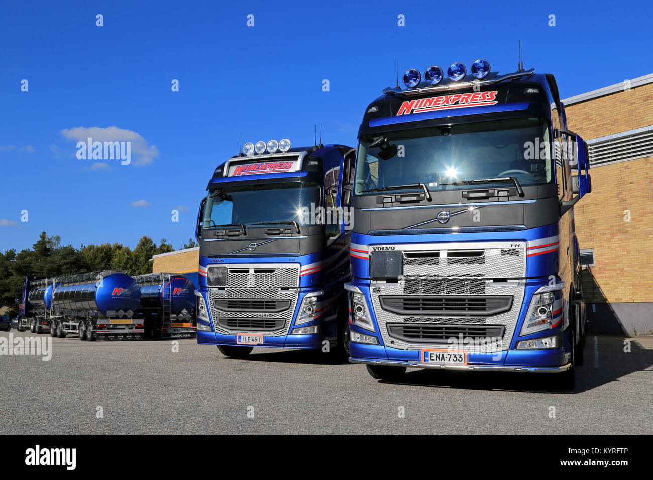 TURKU, Finlandia - 13 settembre 2014: la flotta di Volvo FH 500 chimichiera camion su un cantiere. Secondo la Cefic, dell'UE sulle sostanze chimiche è uscita fino 1,8 cen Foto Stock