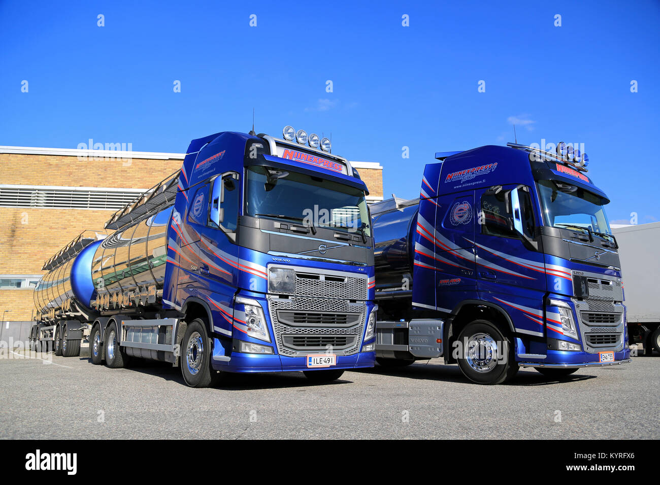 TURKU, Finlandia - 13 settembre 2014: nuova Volvo FH 500 chimichiera camion su un cantiere. Secondo la Cefic, l'Unione europea Prodotti chimici le esportazioni nette hanno raggiunto 14,8 Foto Stock
