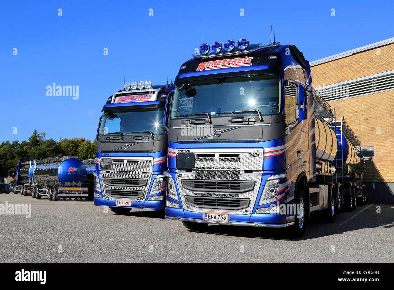 TURKU, Finlandia - 13 settembre 2014: la flotta di Volvo FH 500 chimichiera camion su un cantiere. Secondo la Cefic, dell'UE sulle sostanze chimiche è uscita fino 1,8 cen Foto Stock