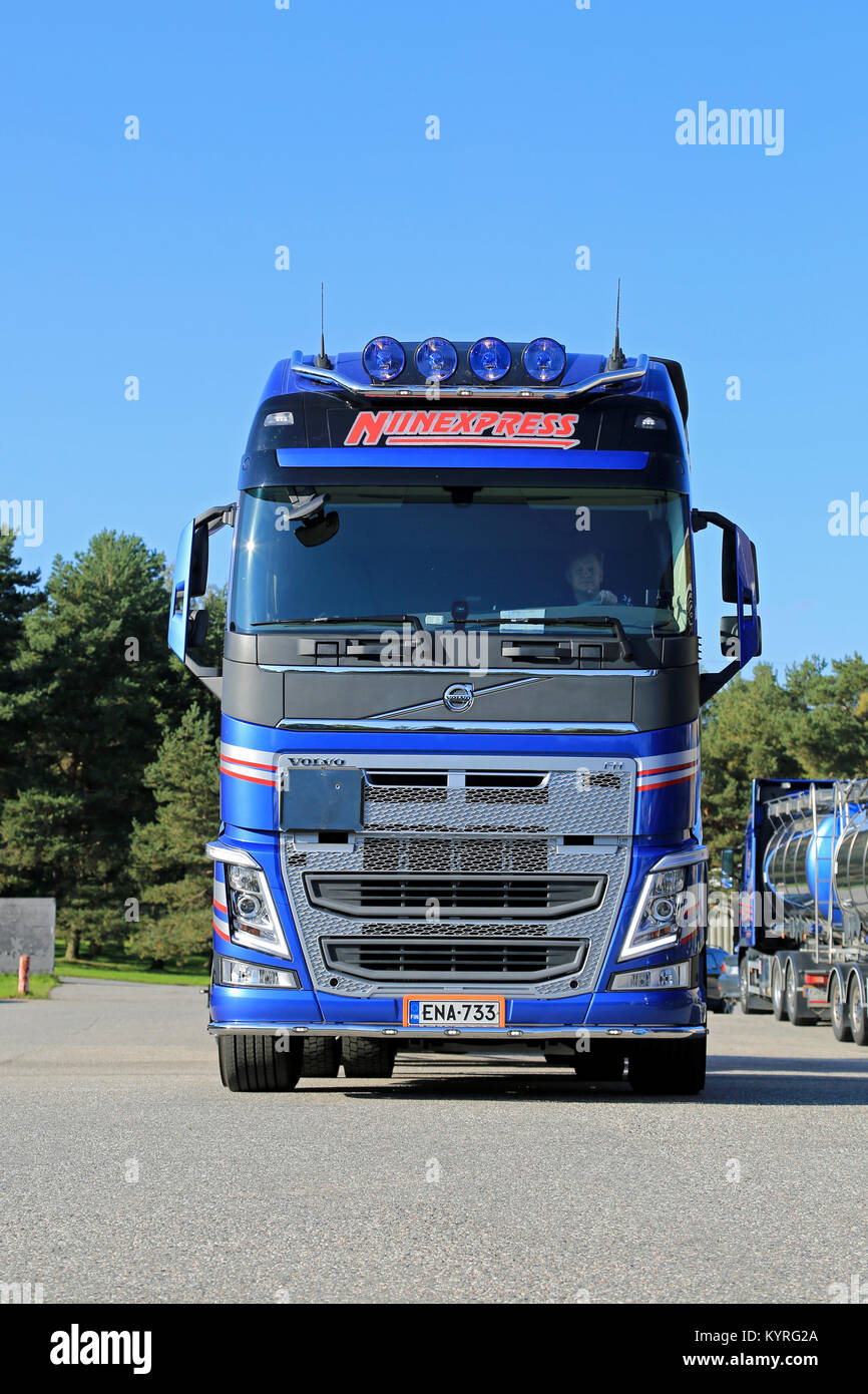 TURKU, Finlandia - 13 settembre 2014: nuova Volvo FH chimichiera carrello su un cantiere. Secondo la Cefic, l'Unione europea Prodotti chimici le esportazioni nette hanno raggiunto 14,8 billi Foto Stock
