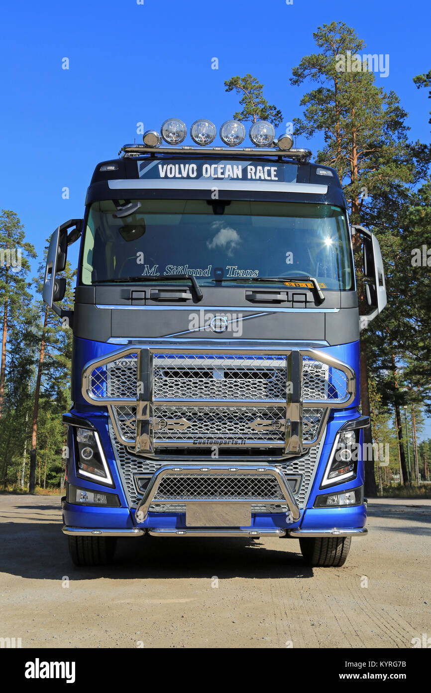RAASEPORI, Finlandia - 14 settembre 2014: Volvo Trucks introduce il FH16 in una versione appositamente progettata ispirato la dura competizione velica Vo Foto Stock