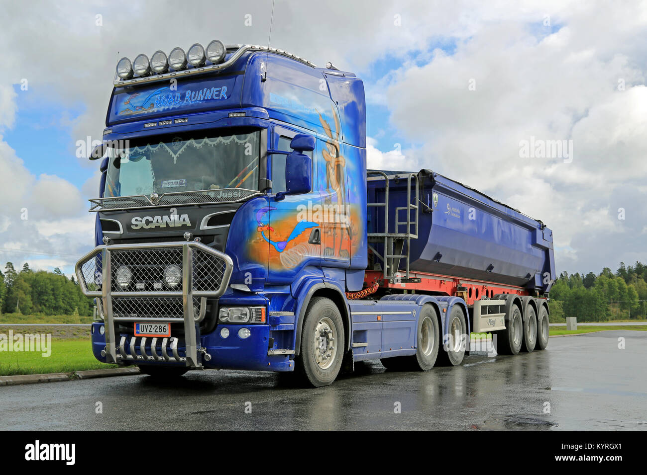 FORSSA, Finlandia - 28 agosto 2014: l'asfalto autocarro Scania R620 Road Runner è un carrello di alimentazione mostra 2014 partecipante. Foto Stock