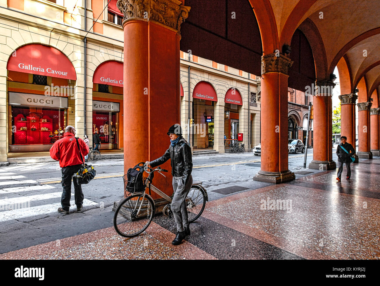 Italia Emilia Romagna Bologna - portici di via Farini Foto Stock