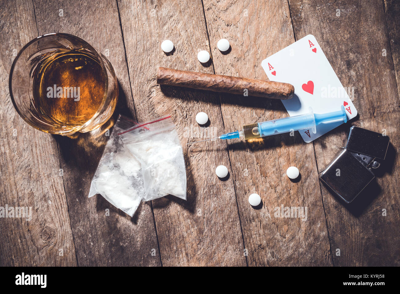 Tettuccio di colpo di droghe pesanti su un vecchio tavolo di legno. Foto Stock