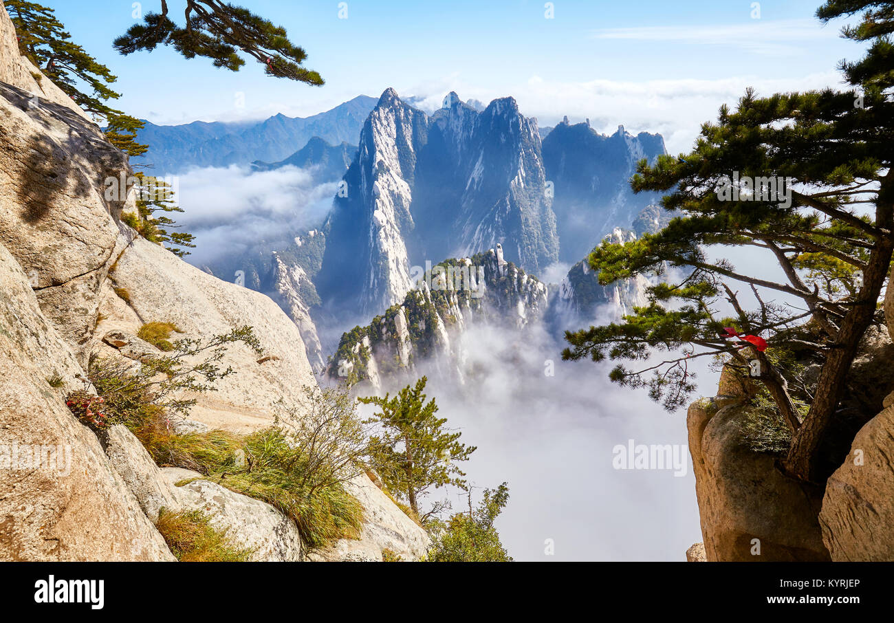 Vista panoramica dal Monte Hua (Huashan), uno dei più popolari destinazioni di viaggio in Cina. Foto Stock