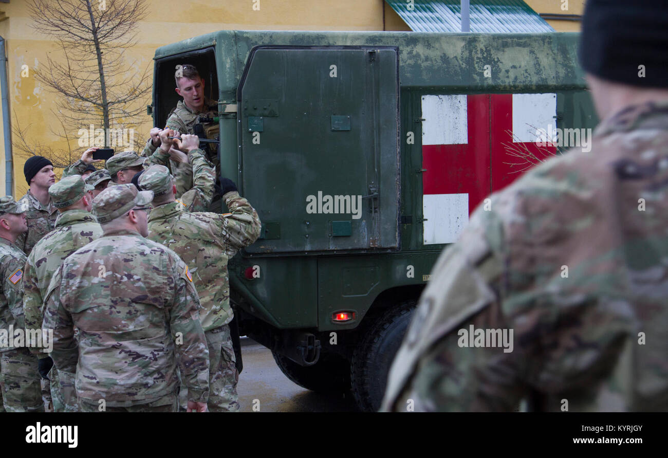 Yavoriv, Ucraina - 27 della brigata di fanteria contro i soldati del team assegnato al Comune di multinazionale del gruppo di formazione - Ucraina (JMTG-U) ha partecipato ad un esercizio di MASCAL qui gen. 12. L'esercizio, che è stato progettato per assomigliare ad una collisione del veicolo, è stato utilizzato per testare la JMTG-U Sezione medica la prontezza e la capacità. Durante l'esercizio i medici che hanno risposto hanno avuto con la classificazione e il trattamento simulato vittime prima di trasportarli alla truppa di clinica medica per ulteriore assistenza. (U.S. Esercito Foto Stock