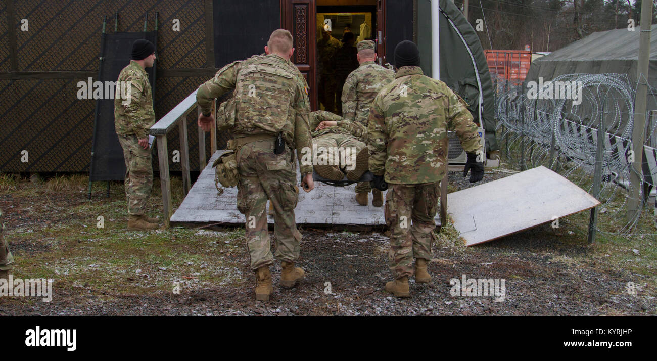 Yavoriv, Ucraina - 27 della brigata di fanteria contro i soldati del team assegnato al Comune di multinazionale del gruppo di formazione - Ucraina (JMTG-U) ha partecipato ad un esercizio di MASCAL qui gen. 12. L'esercizio, che è stato progettato per assomigliare ad una collisione del veicolo, è stato utilizzato per testare la JMTG-U Sezione medica la prontezza e la capacità. Durante l'esercizio i medici che hanno risposto hanno avuto con la classificazione e il trattamento simulato vittime prima di trasportarli alla truppa di clinica medica per ulteriore assistenza. (U.S. Esercito Foto Stock