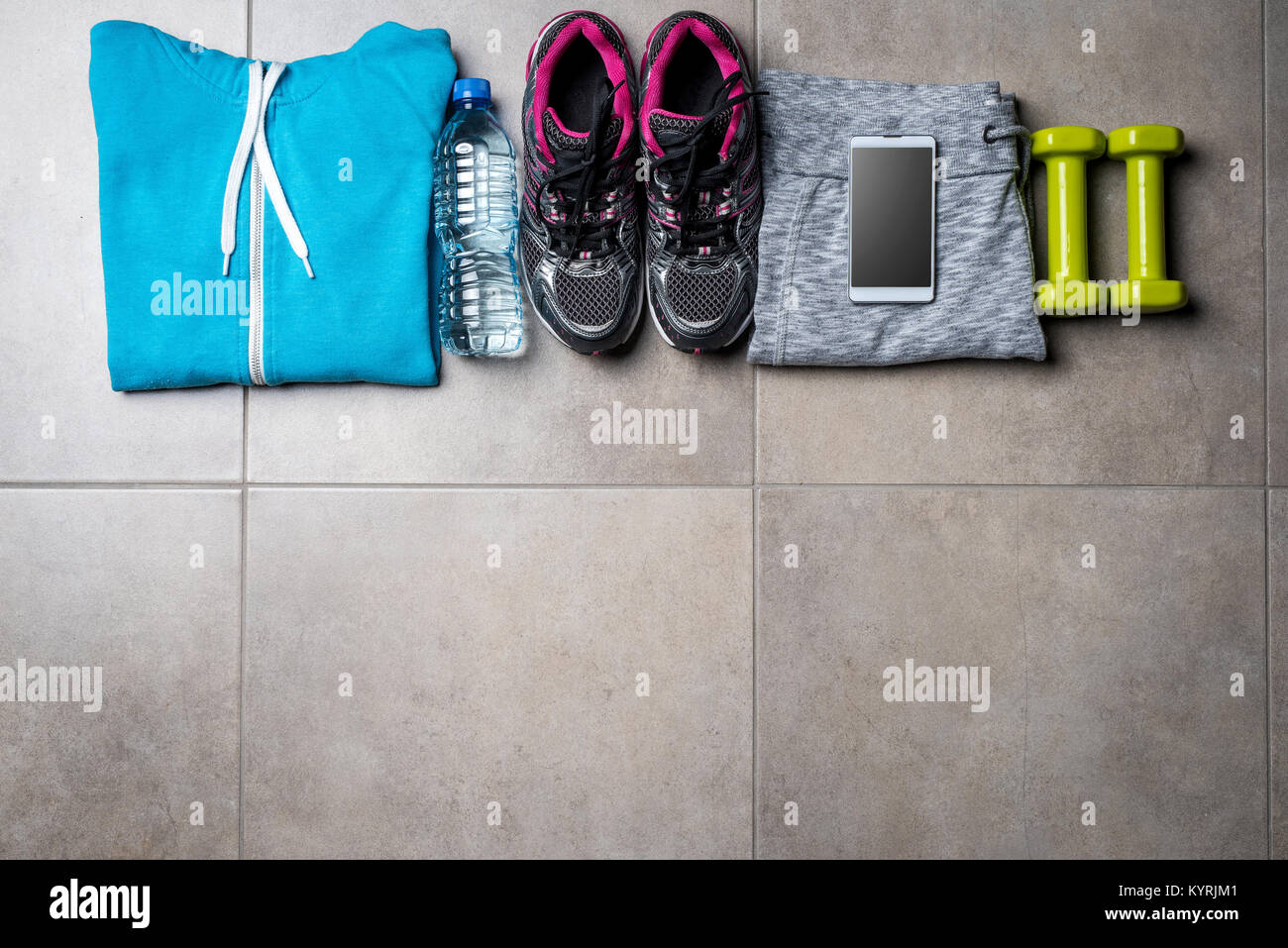 Sport Abbigliamento e accessori su grigio pavimento in pietra Foto Stock