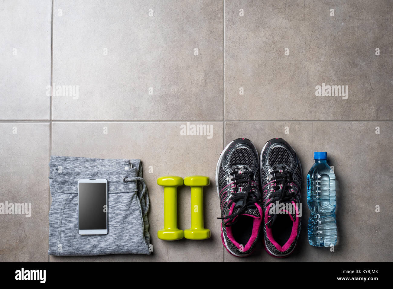 Sport Abbigliamento e accessori su grigio pavimento in pietra Foto Stock