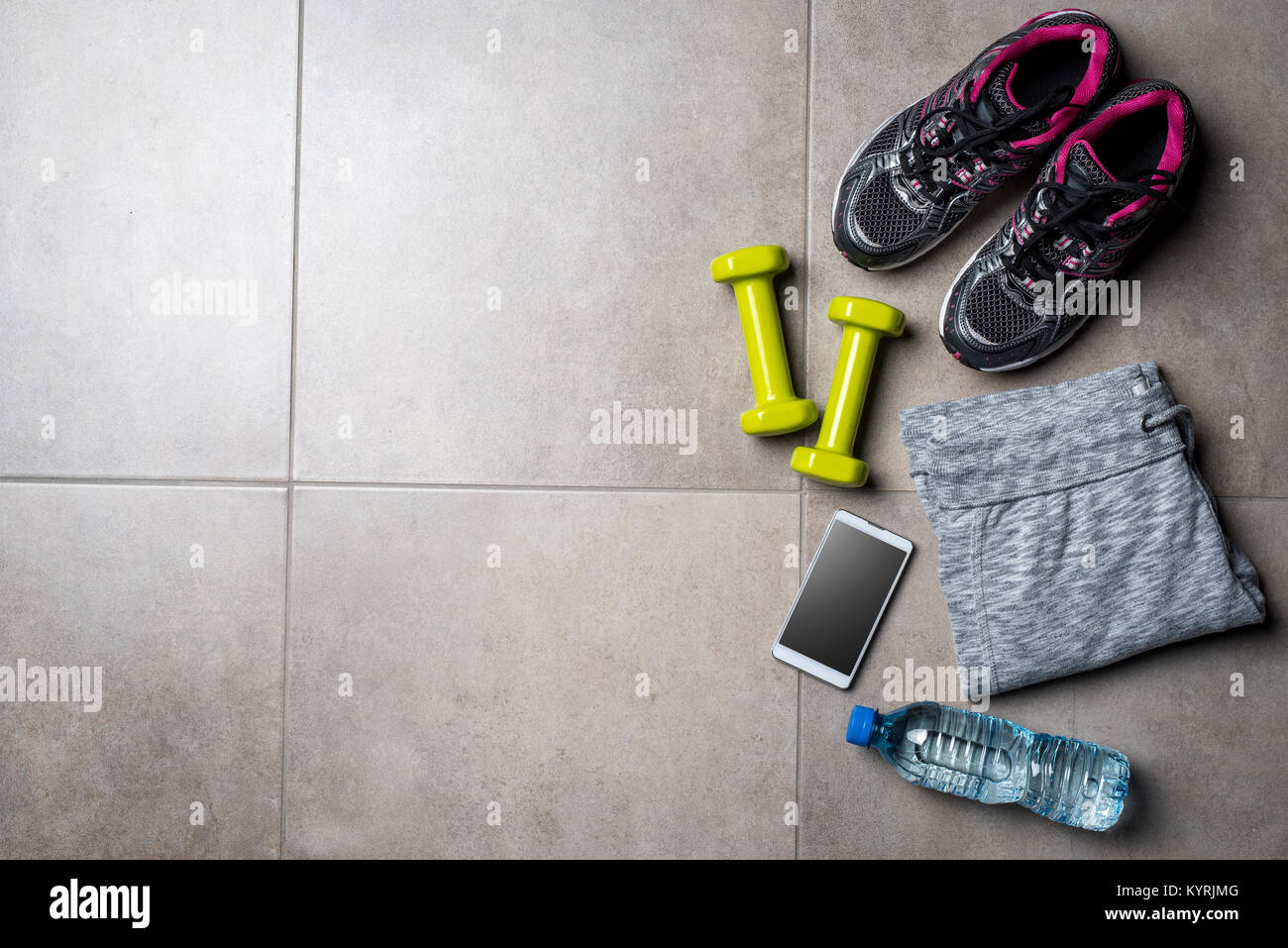 Sport Abbigliamento e accessori su grigio pavimento in pietra Foto Stock