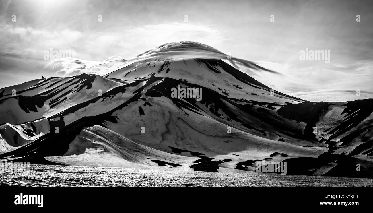 (Lenticolare a forma di lente) le nuvole sono sopra il vulcano Avachinsky. Penisola di Kamchatka, Russia. Foto Stock