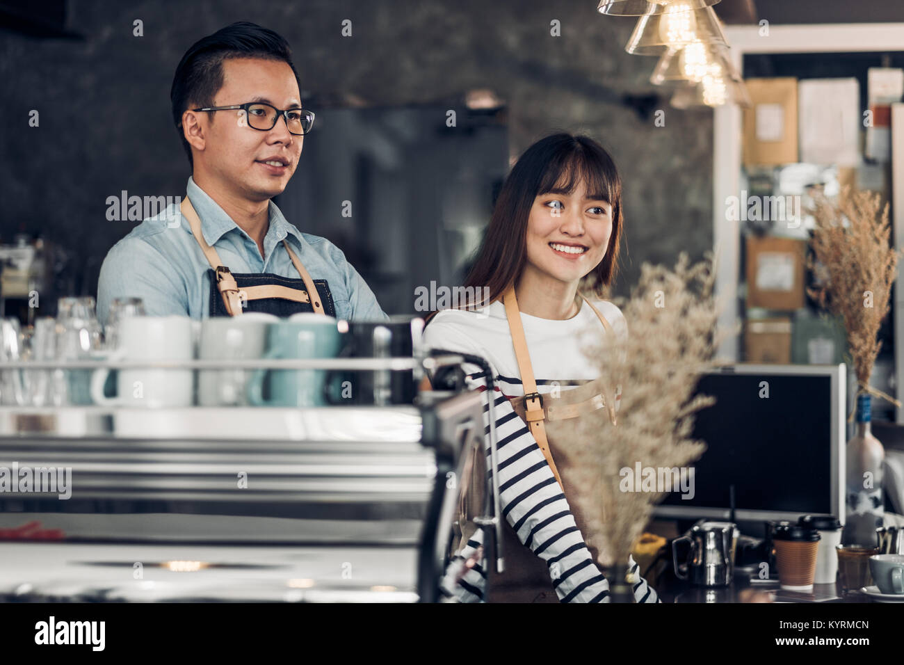 Asia Barista cameriere sorriso e parlare con il cliente in negozio di caffè,due cafe proprietario al banco bar,cibo e bevande concetto aziendale,servizio mente concetto Foto Stock