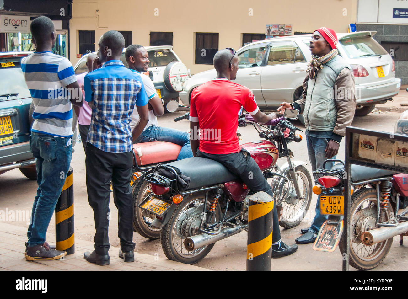 Un gruppo di giovani uomini sulla strada Entebbe, Kampala, Uganda Foto Stock