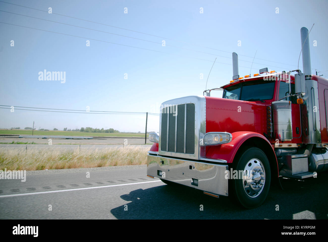 Big Rig rosso classico semi carrello con un sacco di chrome dettagli su questa usanza costruire auto per mostrare lo stile individuale di driver per tutti coloro che sono sulla trasmissione Foto Stock