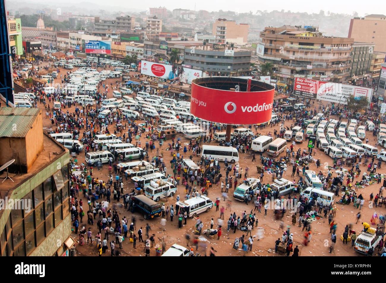 Vista aerea del vecchio parco taxi o mini-bus station, Kampala, Uganda Foto Stock