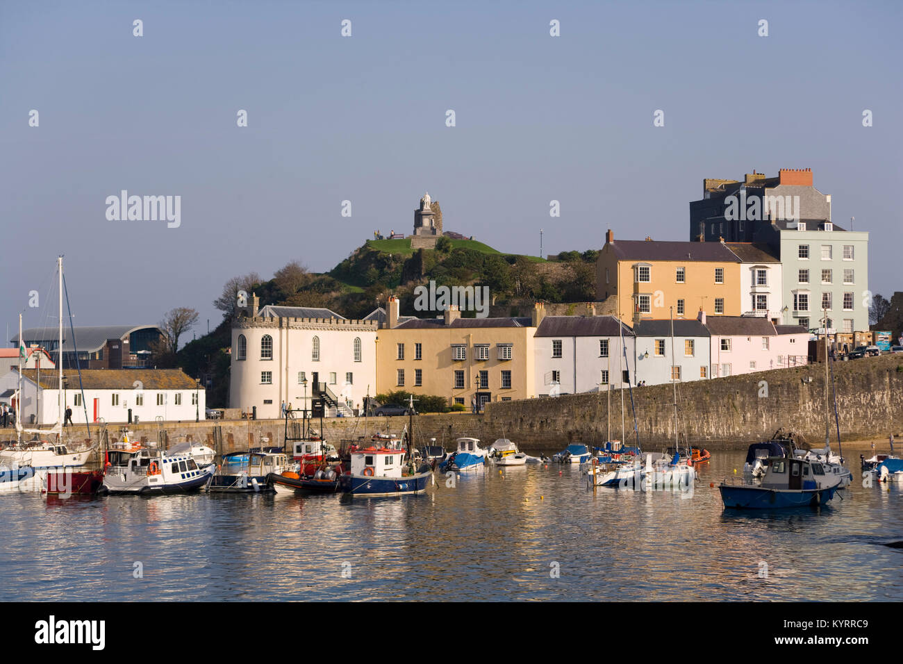 Tenby, Pembrokeshire, Regno Unito - 12th ottobre 2008: Edifici colorati intorno al porto sotto il sole d'autunno. Foto Stock