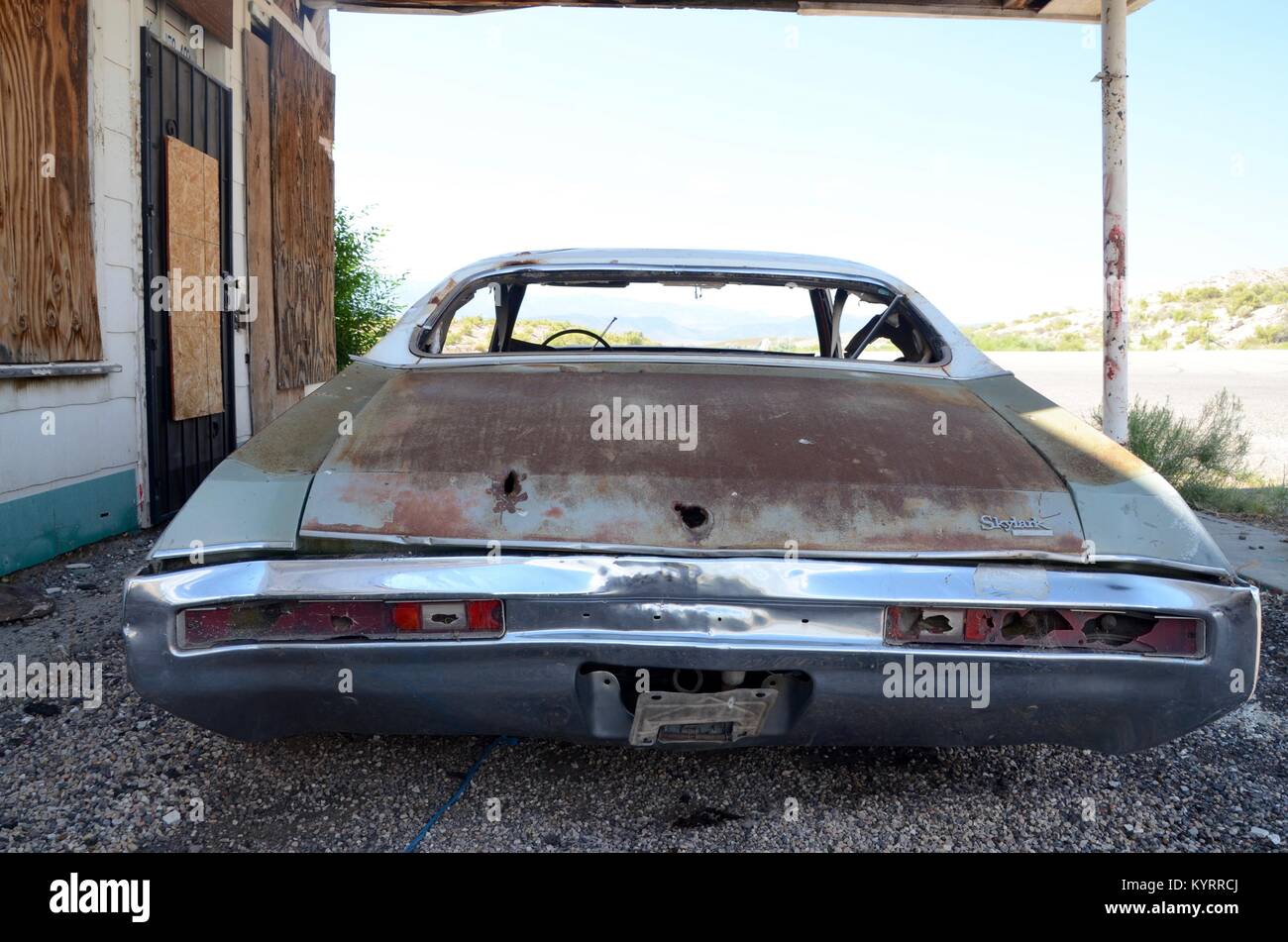 Abbandonato Buick Skylark in un abbandono in disuso ripartiti gas station angolo USA Utah Foto Stock