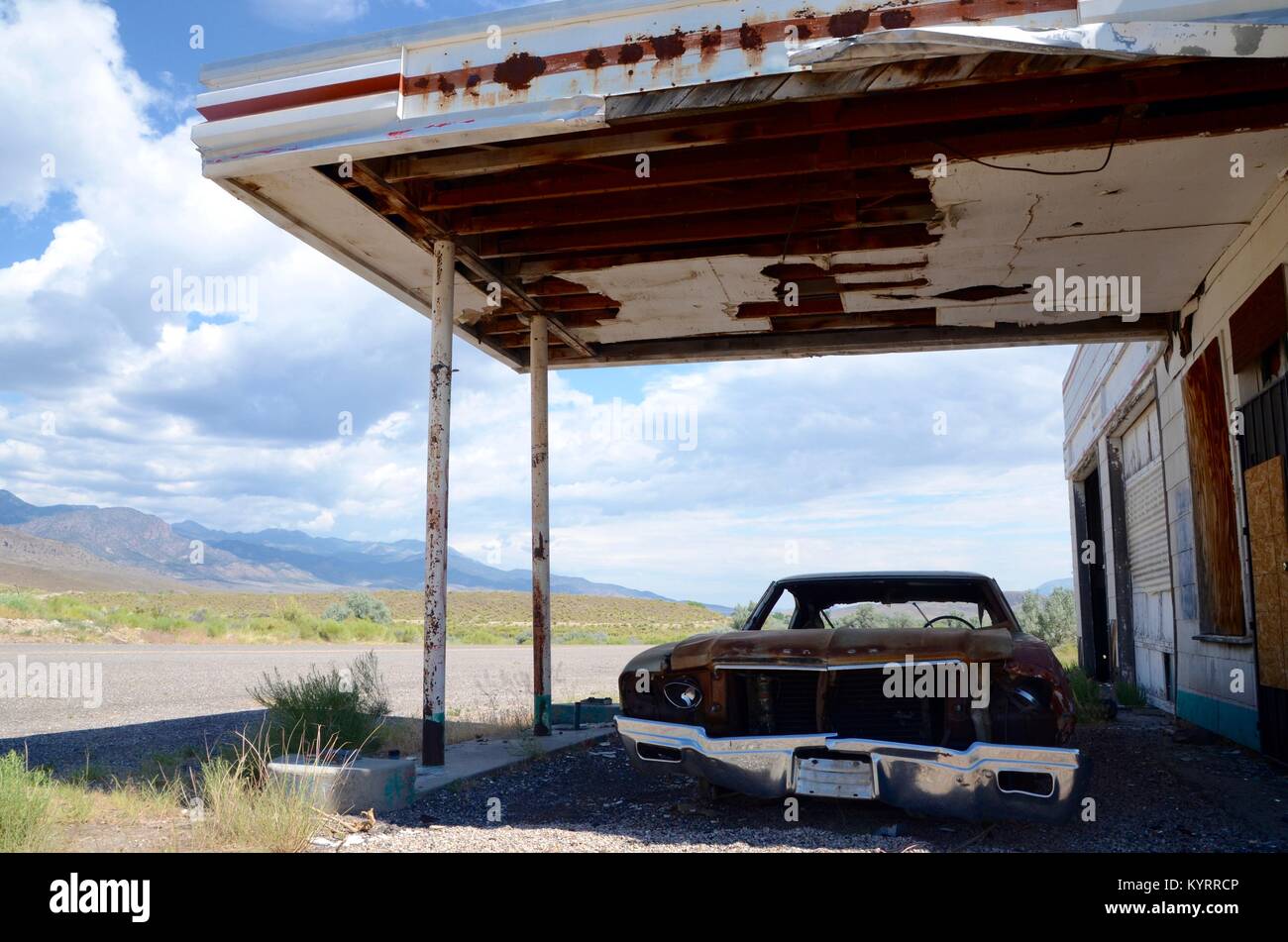Abbandonato Buick Skylark in un abbandono in disuso ripartiti gas station angolo USA Utah Foto Stock