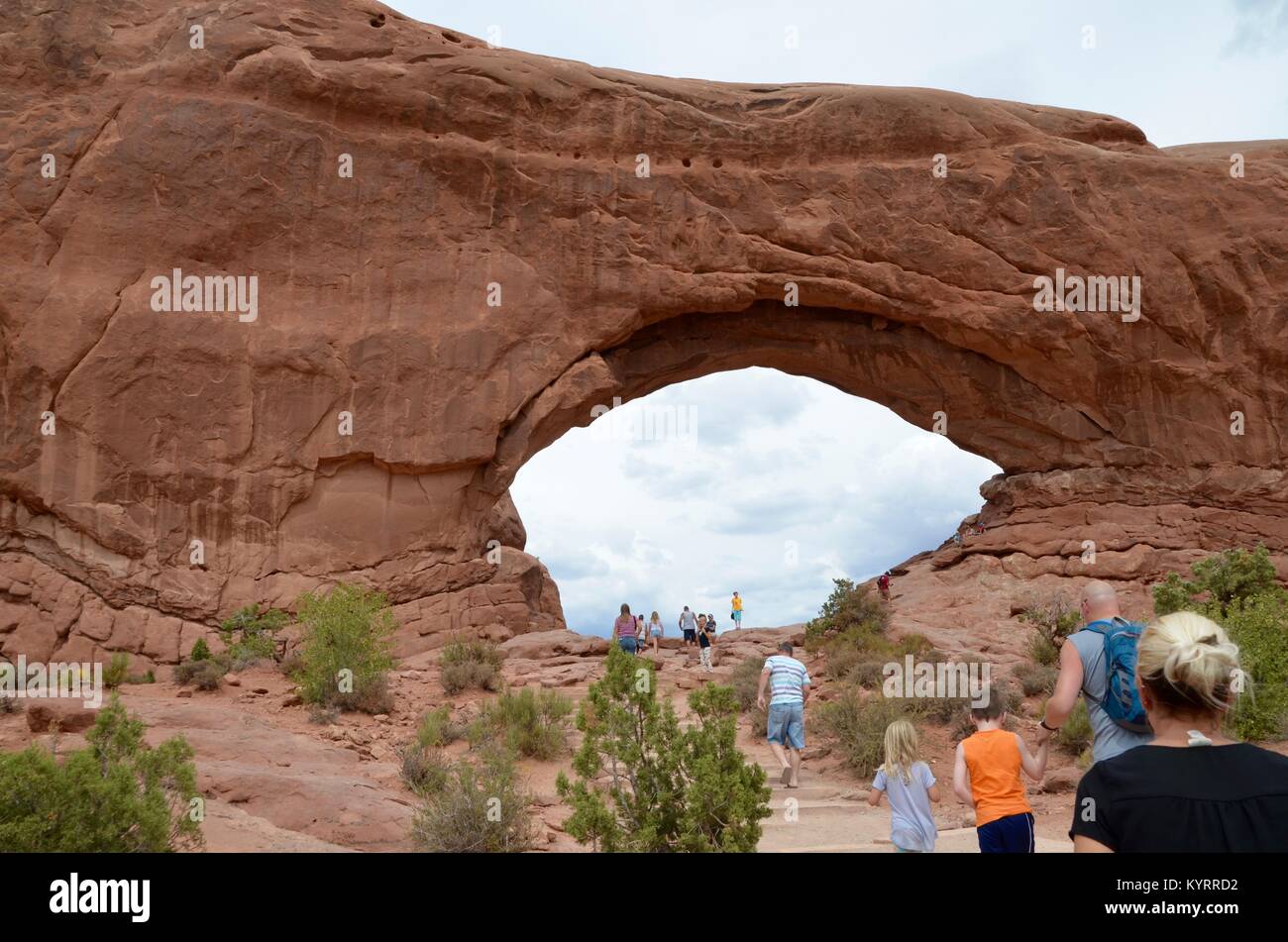 I visitatori accorrono per il Arches National Park nello Utah Stati Uniti d'America Foto Stock