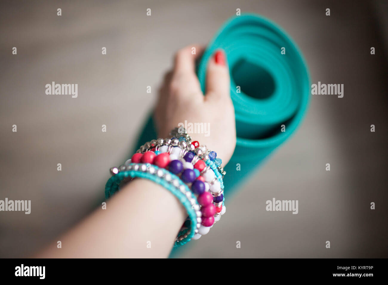 Yoga colorati tappeti sono sul pavimento Foto Stock