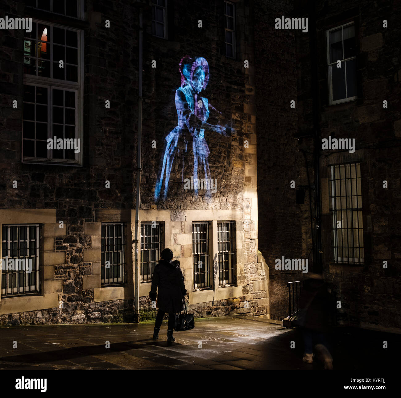 Autore Val McDermid il racconto breve "Nuovo Anno della risurrezione di Cristo", il messaggio dal Cielo, proiettato durante la notte in diverse ubicazioni in Edinburgh. Foto Stock