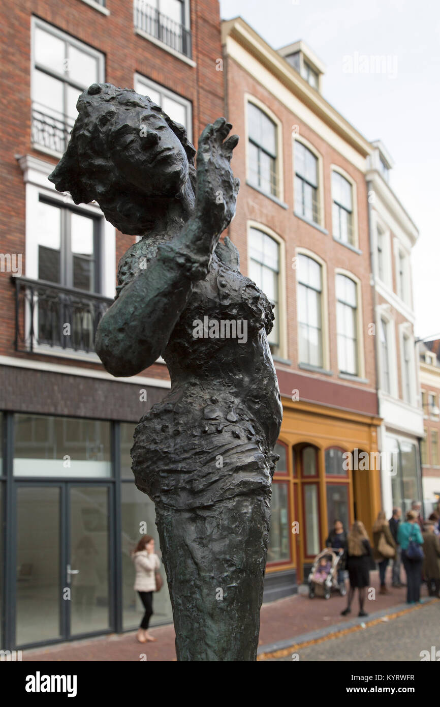 Statua di Mata Hari in Leeuwarden, Paesi Bassi. La statua si trova al di fuori dell'edificio dove è nata, nel 1876. Foto Stock