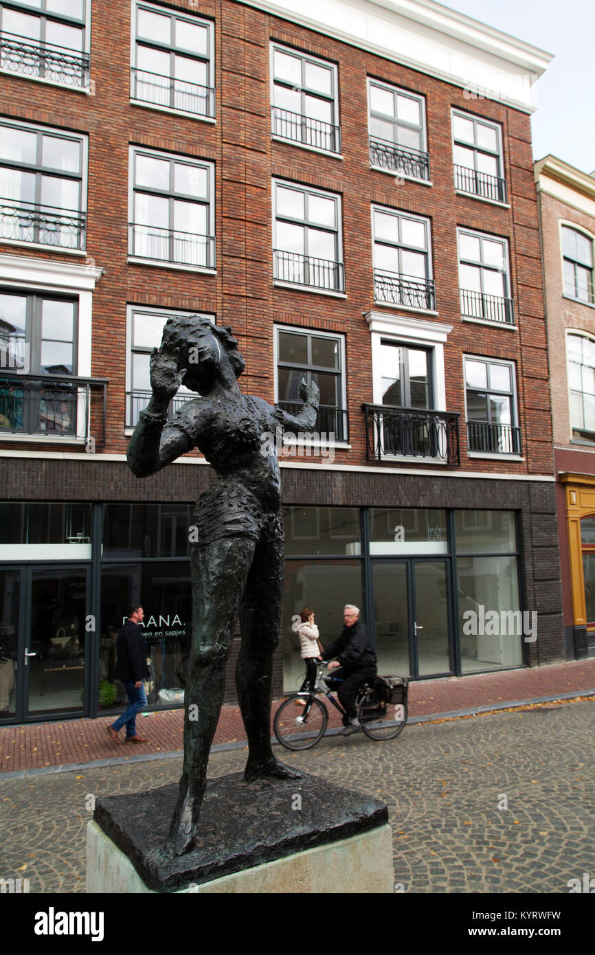 Statua di Mata Hari in Leeuwarden, Paesi Bassi. La statua si trova al di fuori dell'edificio dove è nata, nel 1876. Foto Stock