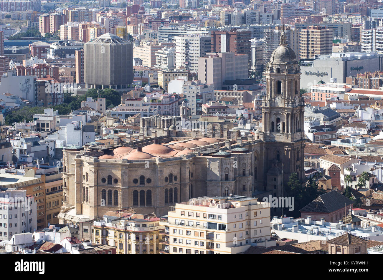 Andalusia in Spagna: la vista dal Castello di Gibralfaro a Malaga guardando verso il basso sulla Cattedrale di Malaga (aka La Manquita o uno-lady Armati) Foto Stock