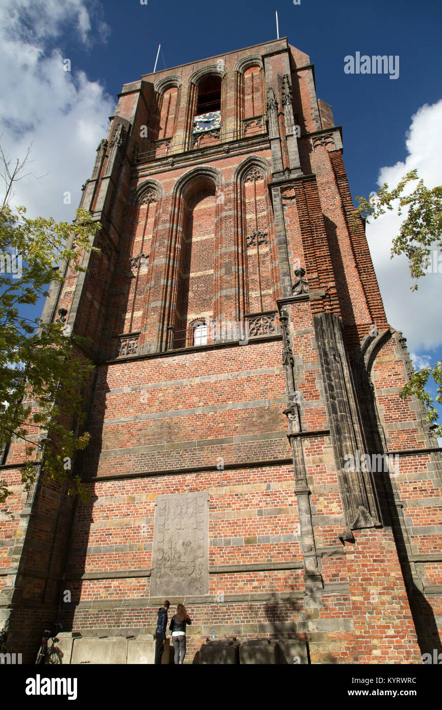 Il Oldehove torre pendente in Leeuwarden, Paesi Bassi. La torre è parte di un incompiuta Chiesa che Jacob van Aken ha iniziato a costruire nel 1529. Foto Stock