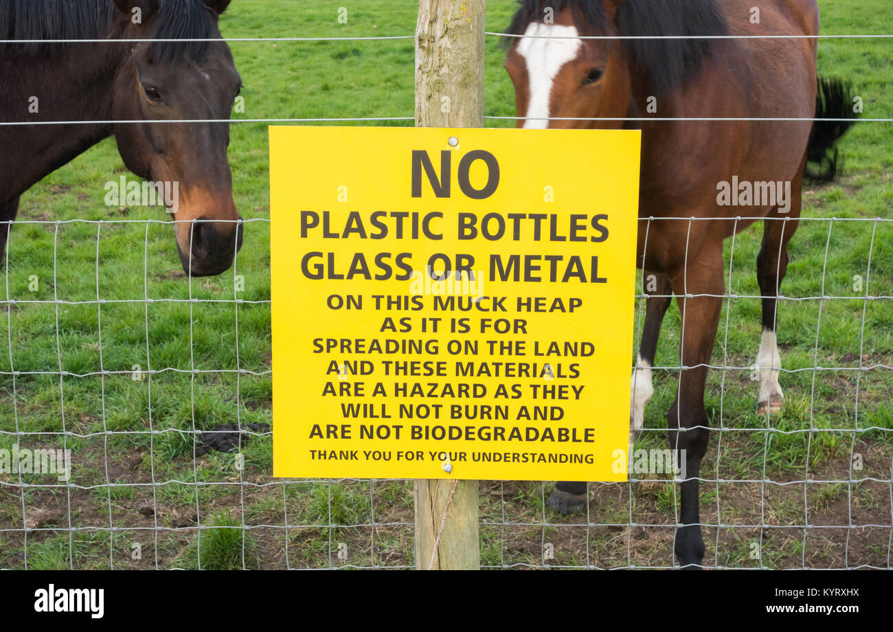 Assenza di plastica o metallo segno vicino a cavallo composto molto heap. Regno Unito Foto Stock