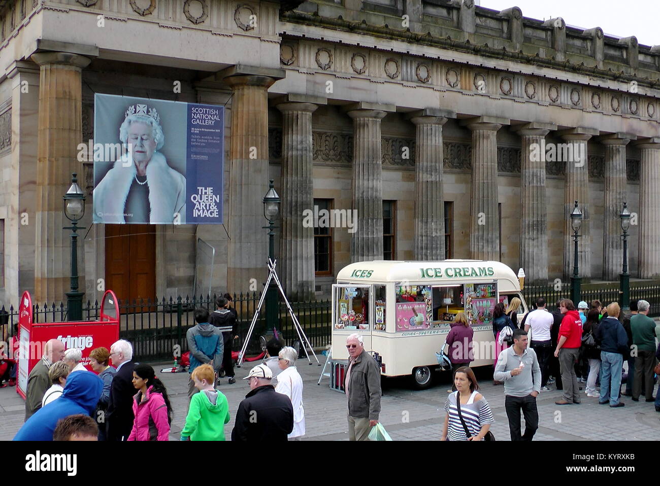 Edinburgh International Festival Fringe scena di strada la folla di turisti e animatori artisti interpreti o esecutori in Scottish National Gallery piazza delle prestazioni Foto Stock