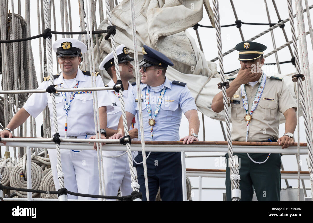 Equipaggio di Tall Ship ARC Gloria, un colombiano formazione navy ship. Foto Stock