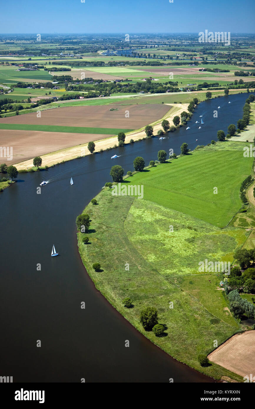 I Paesi Bassi, Buren, barche a vela nel fiume Lek. Antenna. Foto Stock