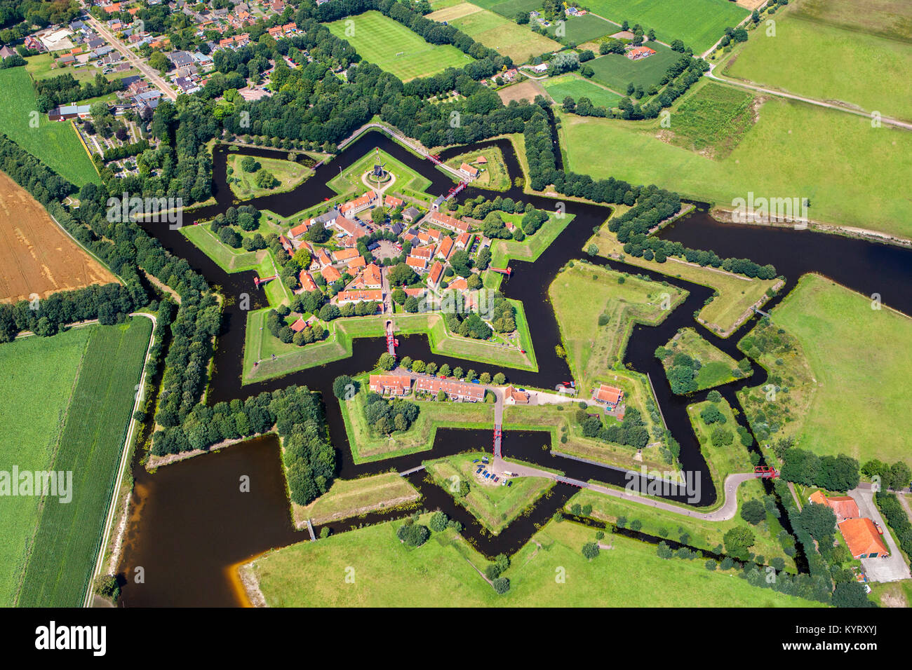 I Paesi Bassi, Vlagtwedde, la fortificata, a forma di stella villaggio di Bourtange. Antenna. Foto Stock