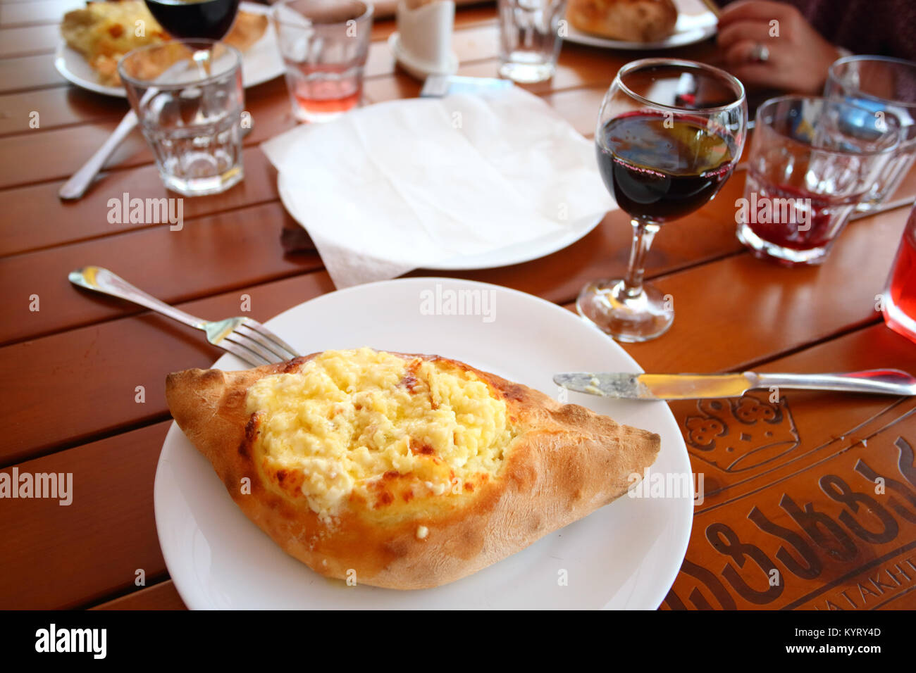 In stile georgiano tradizionale cucina: pane con formaggio e uova chiamato khachapuri Foto Stock