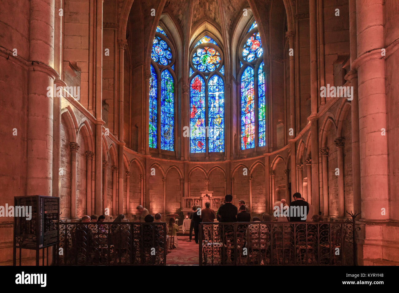 Francia, Marne (51), Reims, cathédrale Notre-dame de Reims, classée patrimoine mondial de l'UNESCO, vitraux de Marc Chagall dans la chapelle de axiale Foto Stock