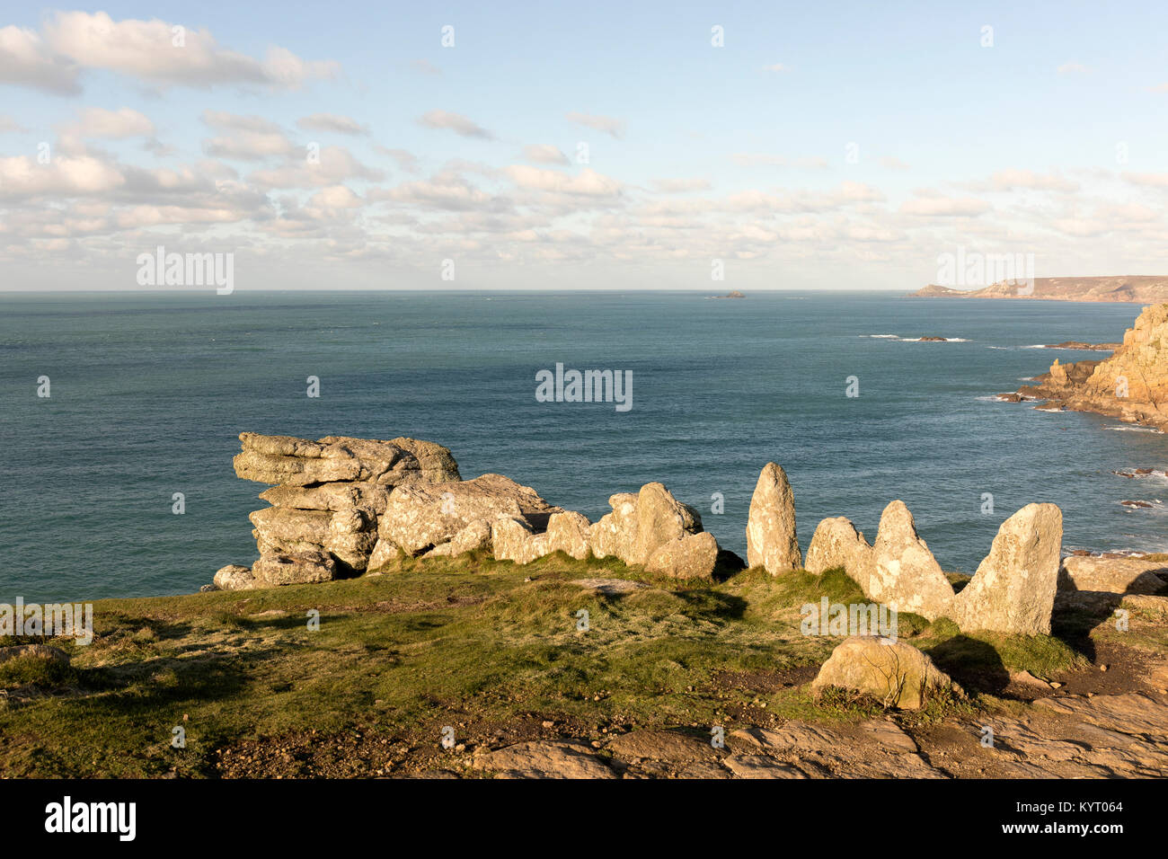 Resti di un ferro da stiro Age Fort parete, Lands End, Cornwall. La distanza è Cape Cornwall Foto Stock