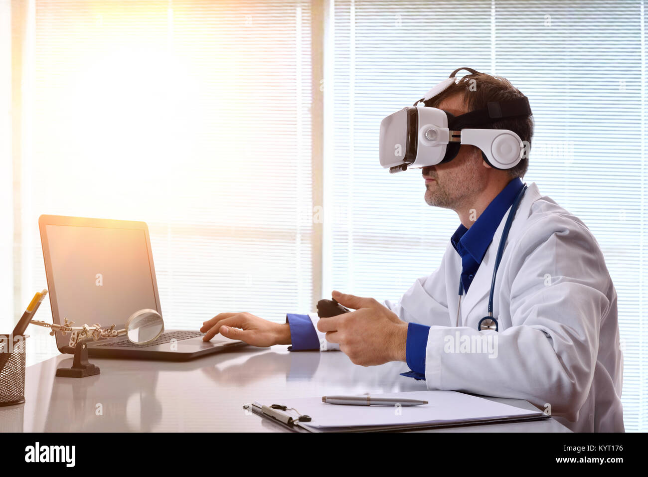 Medico di esaminare con i contenuti 3D con occhiali per realtà virtuale al suo posto di lavoro. Composizione orizzontale. Foto Stock