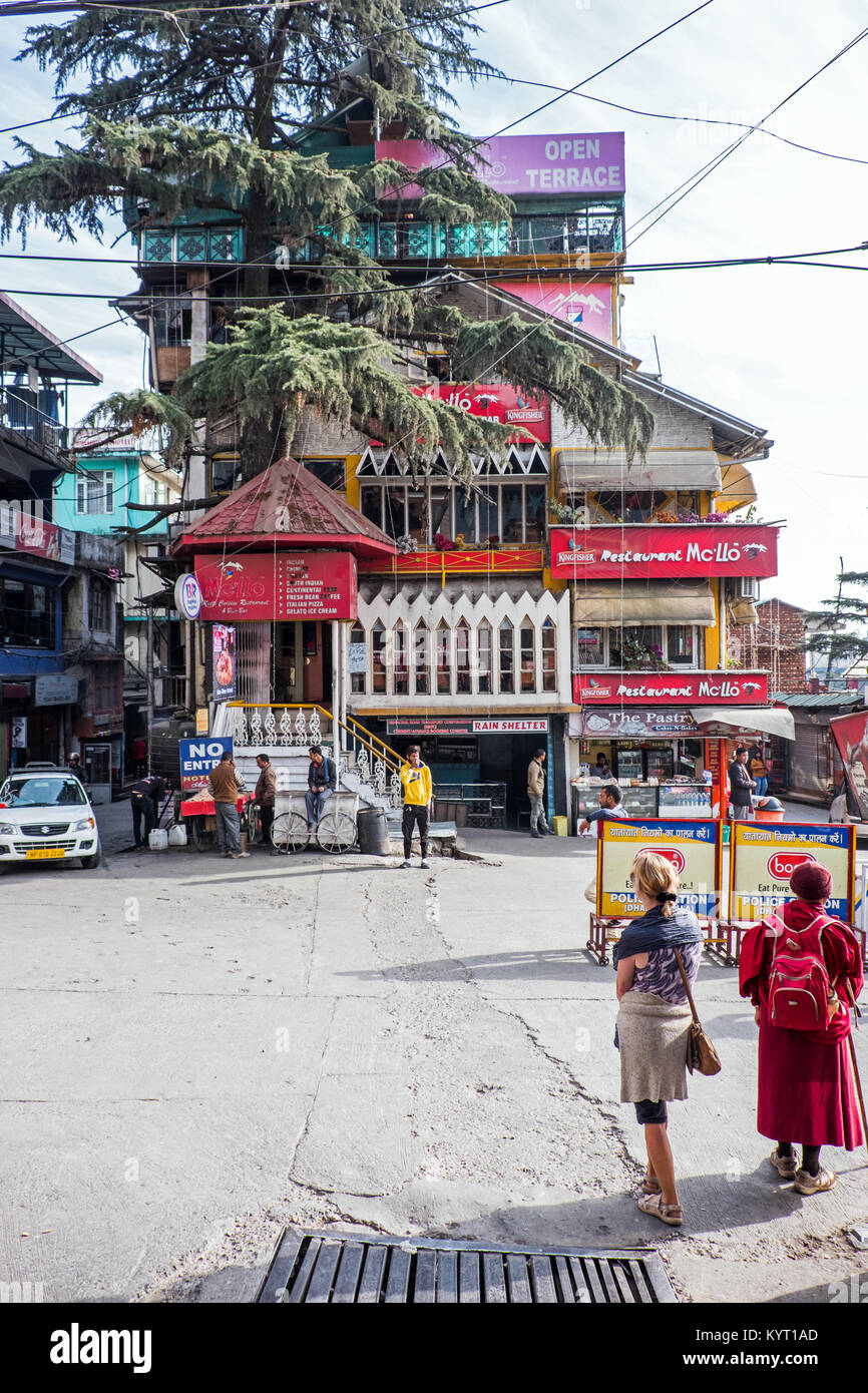 Il centro della cittadina di McLeod Ganj ( comunemente noto come Dharamshala), India, è la sede del governo tibetano in esilio Foto Stock