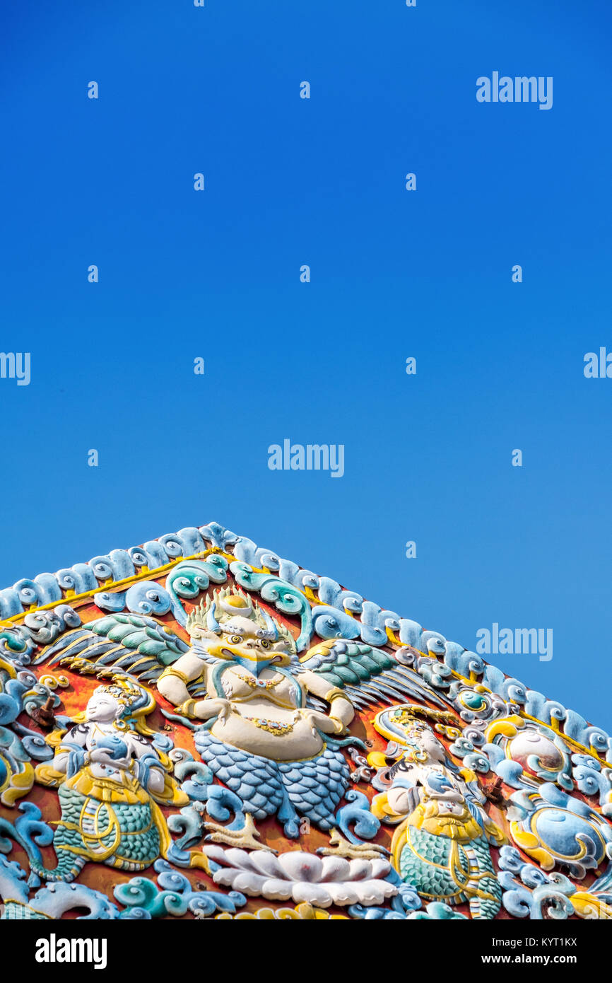 Intarsi decorativi sul tetto del Tibetan tempio buddista con il blu del cielo Foto Stock