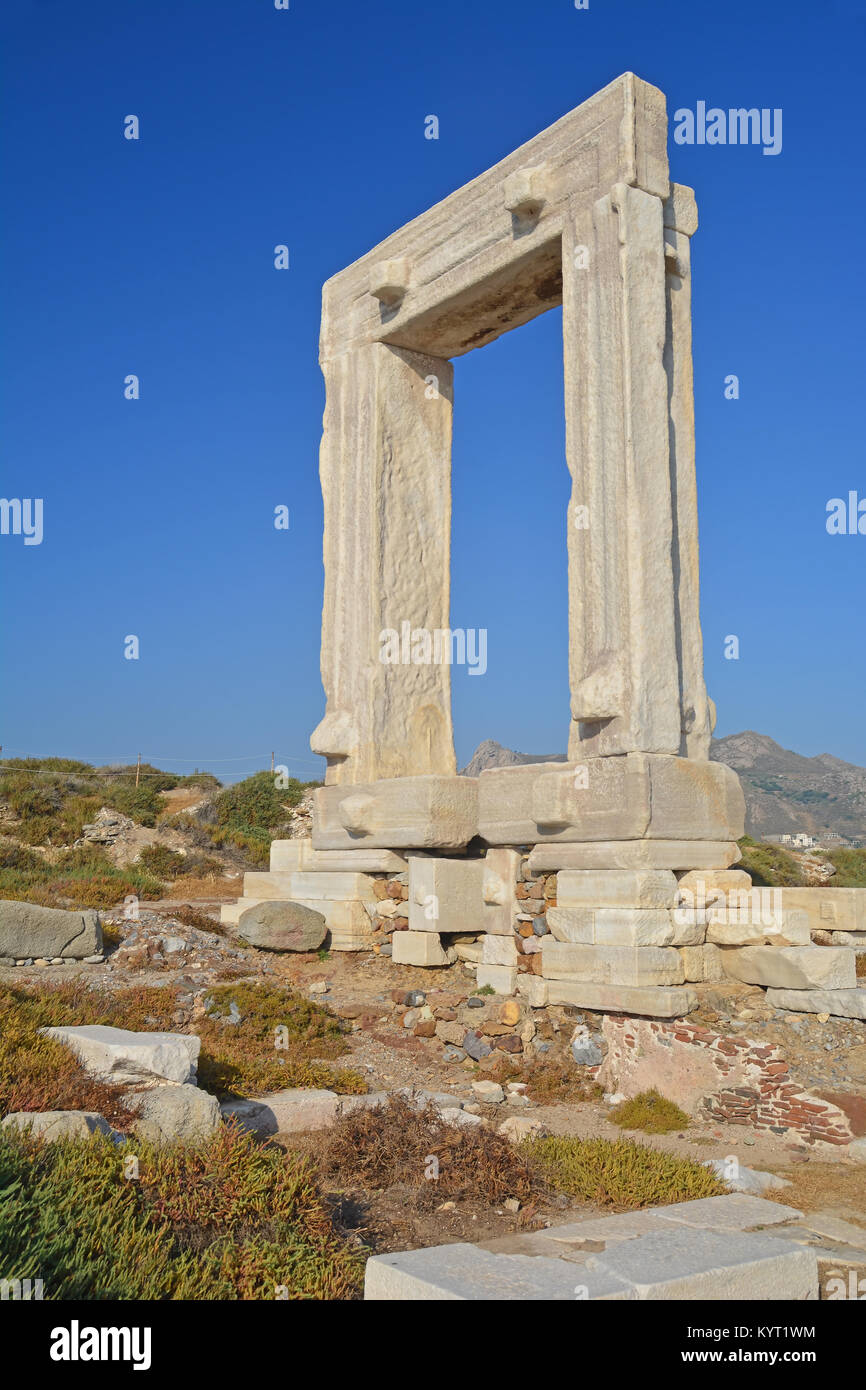 I resti del Tempio di Apollo a Naxos, Grecia. Il monumentale ingresso affacciato sul porto, risalente 530BC Foto Stock