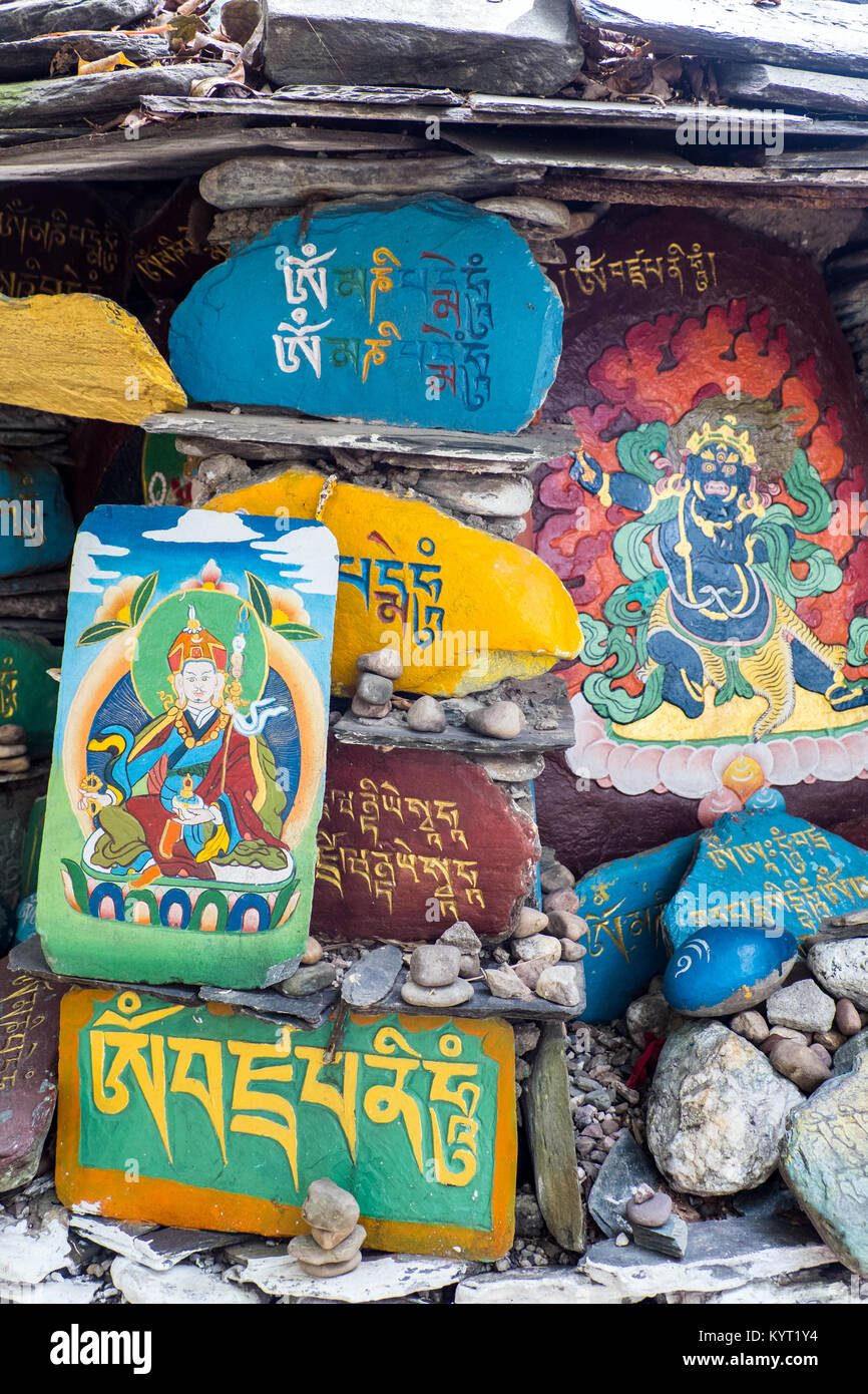 Mani pietre nei pressi di un tibetano monastero buddista Foto Stock