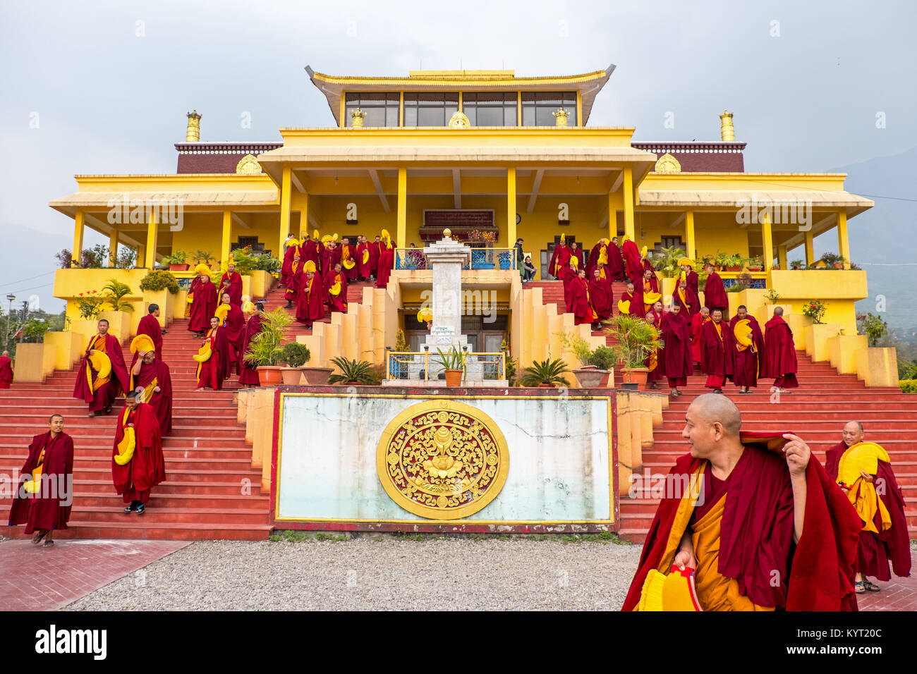 Monaci Tibetani streaming di dati al di fuori di un parayer hall ad un tibetano monastero Buddista in Dharamshala, India Foto Stock