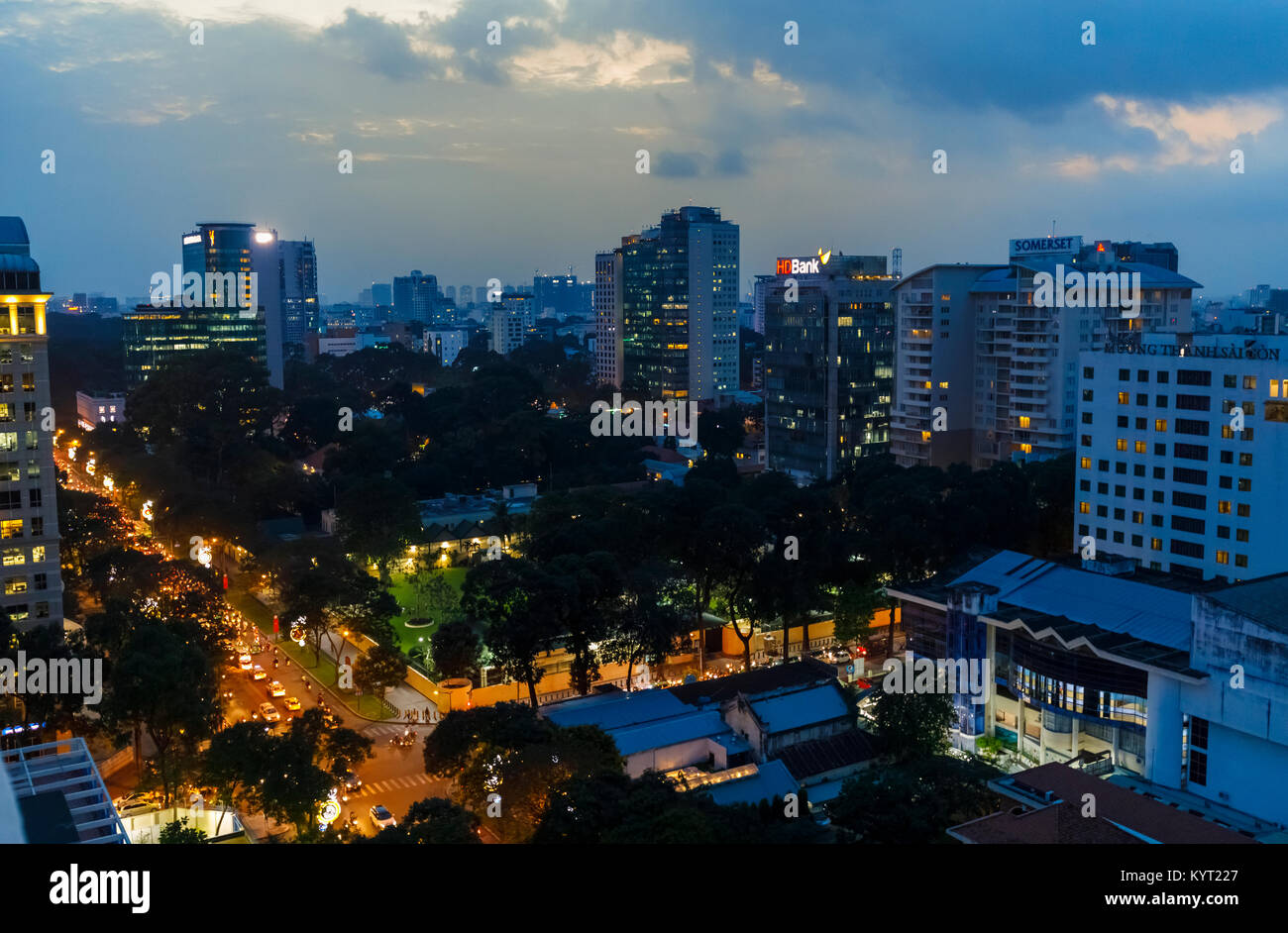 Vista panoramica su strada trafficata, centro di Saigon centrale di notte preso dal tetto del Sofitel Saigon Plaza Hotel, Ho Chi Minh City, Vietnam del sud Foto Stock